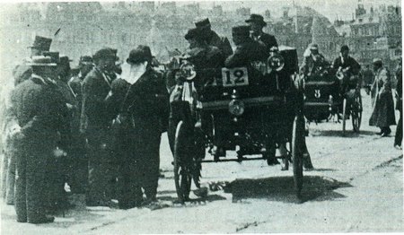 UNE ROGER SUIVIE PAR UNE PANHARD-LEVASSOR SUR LE PARIS-ROUEN 1894