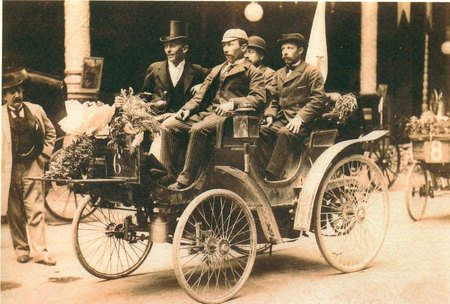 la Peugeot N&deg; 16 qui part vers la Galerie Rapp