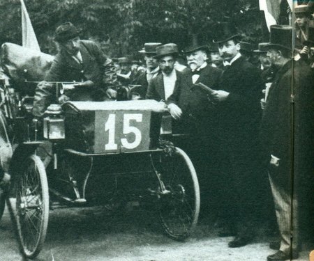 Arriv&eacute;e de la Peugeot en second &agrave; Paris